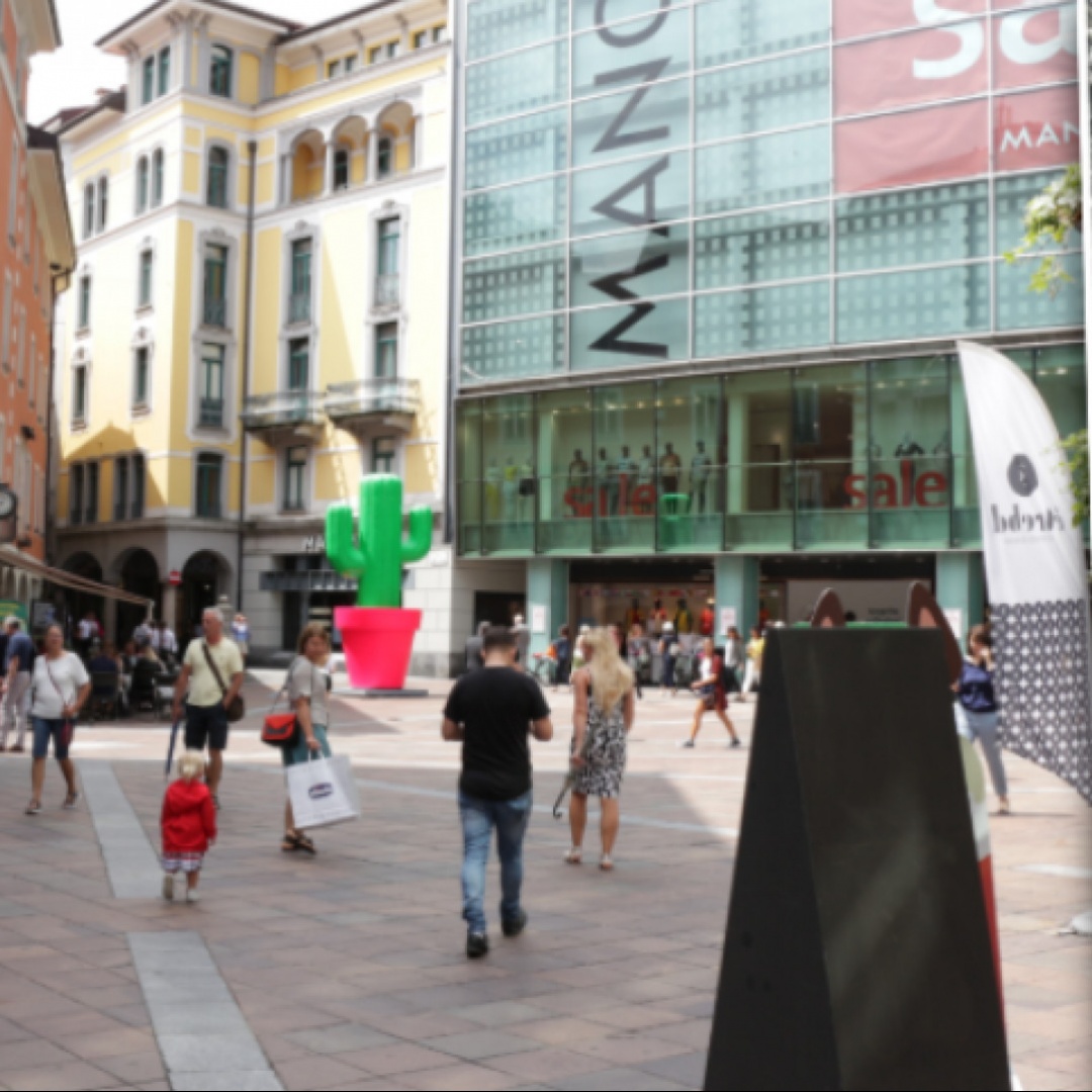 Ballando e cantando lancia banconote in Piazza Dante: «Erano tanti, forse 10'000 euro»
