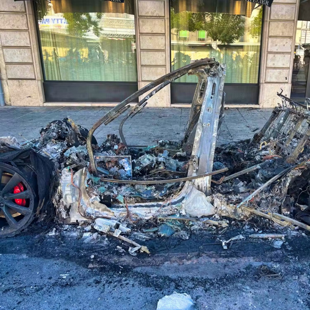 Quella Tesla incendiata che ha continuato a bruciare per giorni