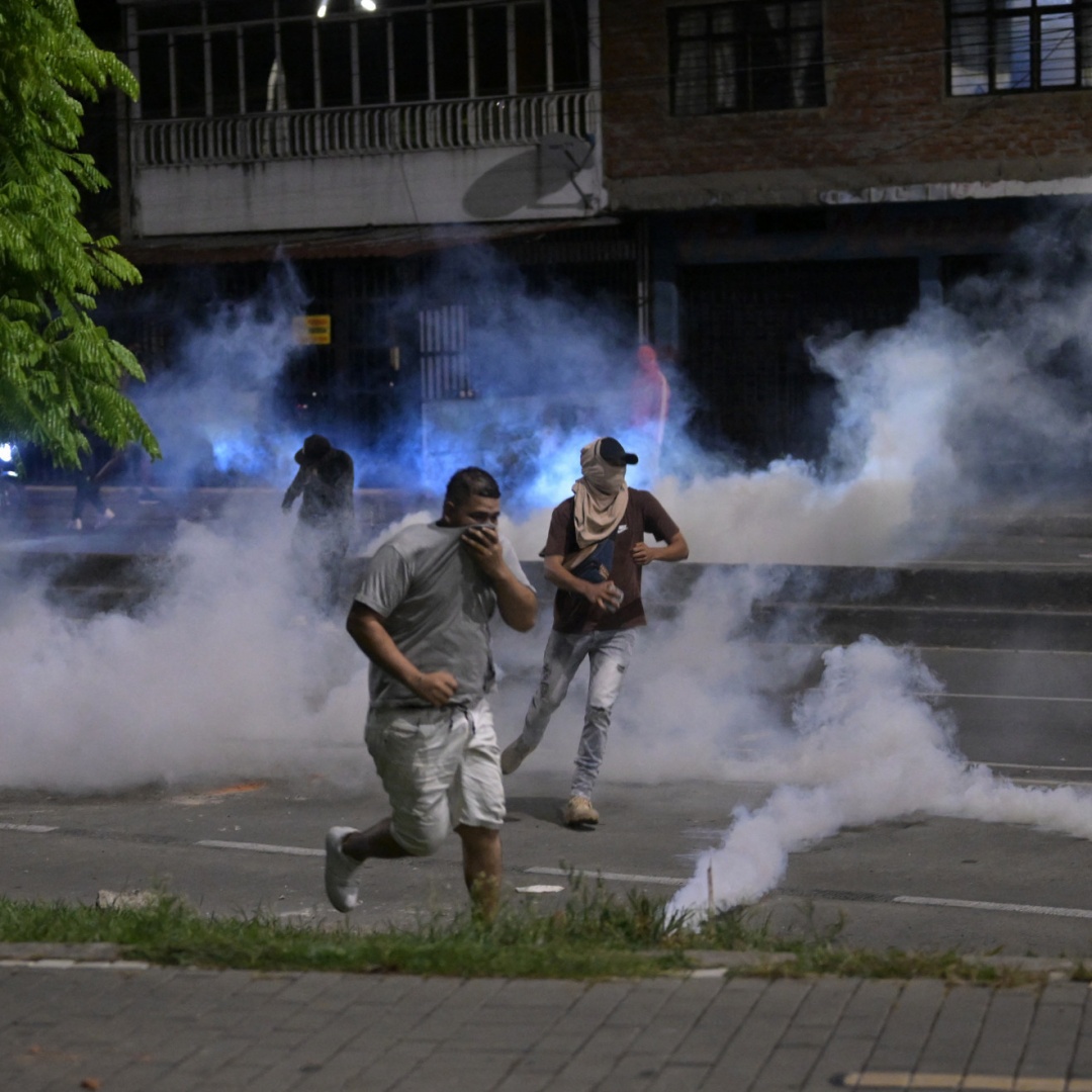 Violenti disordini a Bogotà durante le proteste contro De La Espriella