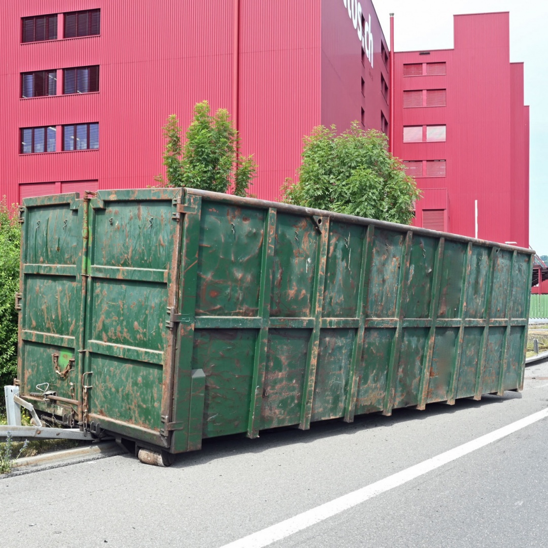 Camion perde il container sull'autostrada