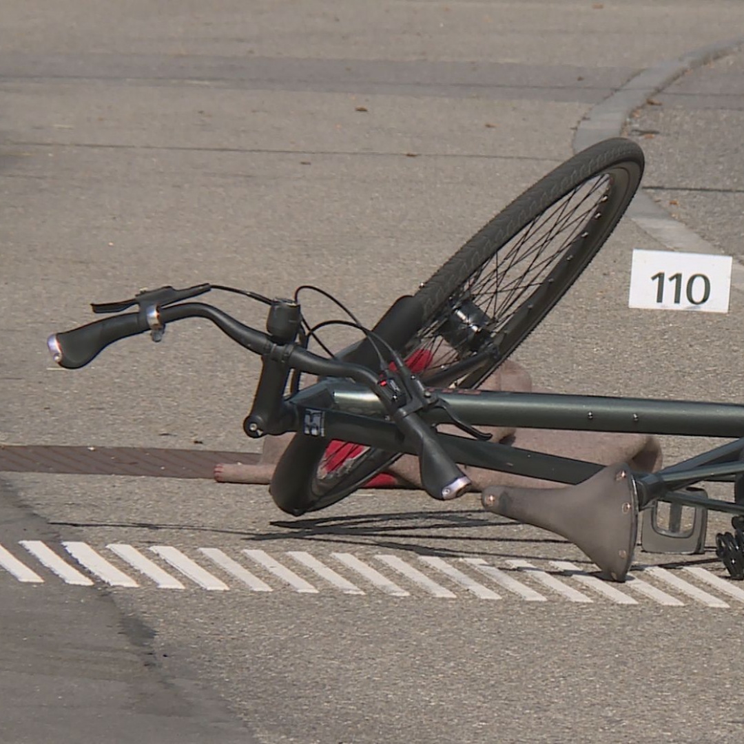 Ciclista muore dopo lo scontro con un bus