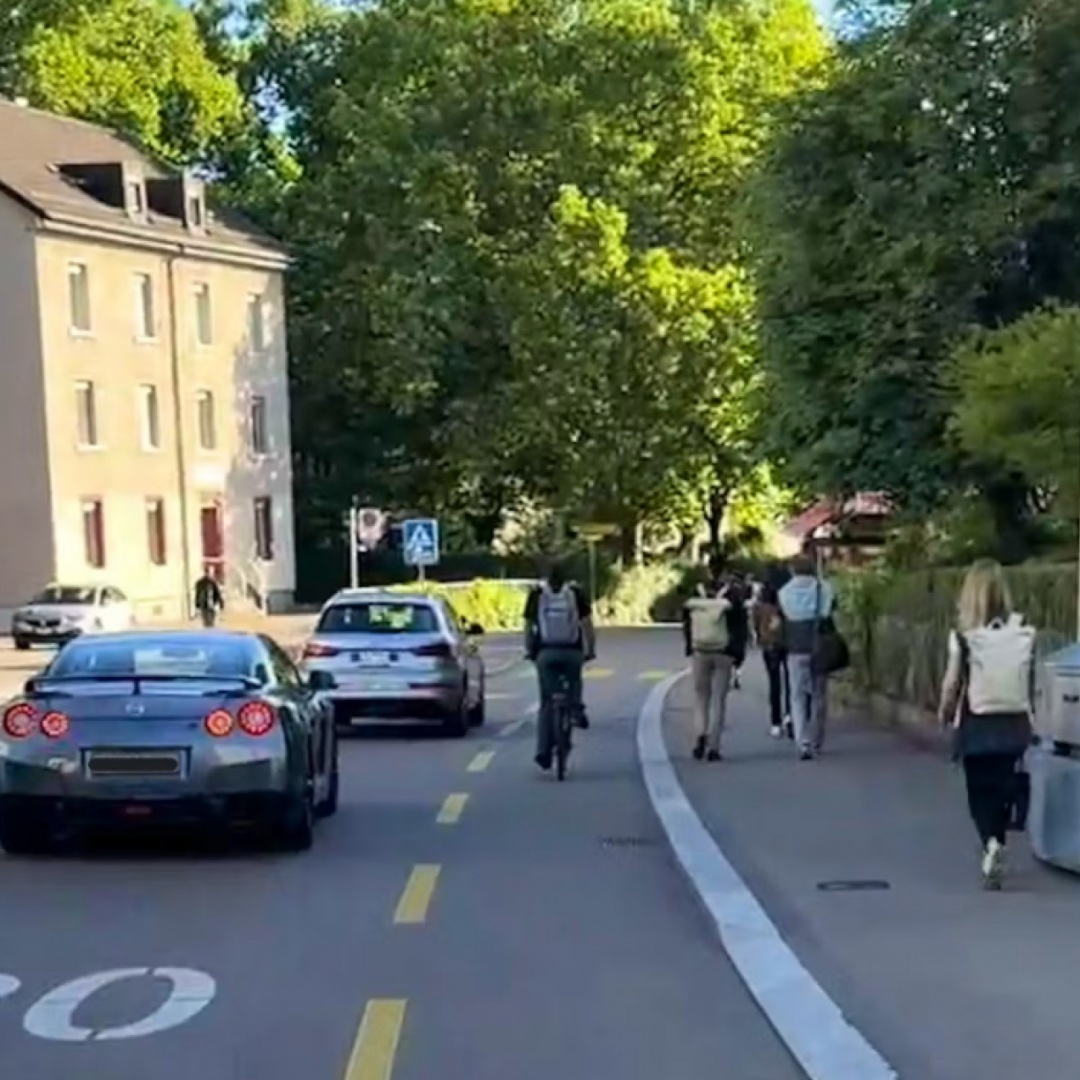 Ciclista supera un'auto, scatta il radar. E ora, chi paga la multa?