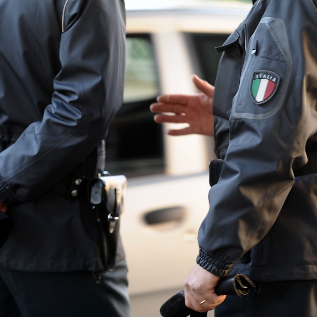 Oltre 10 chili di cocaina nel doppiofondo dell'auto: 41enne nei guai