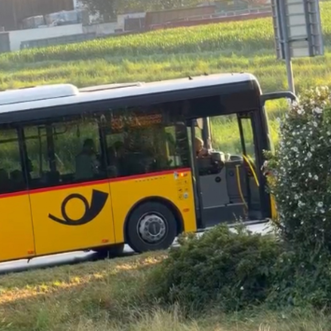 Scontro tra un'auto e un bus
