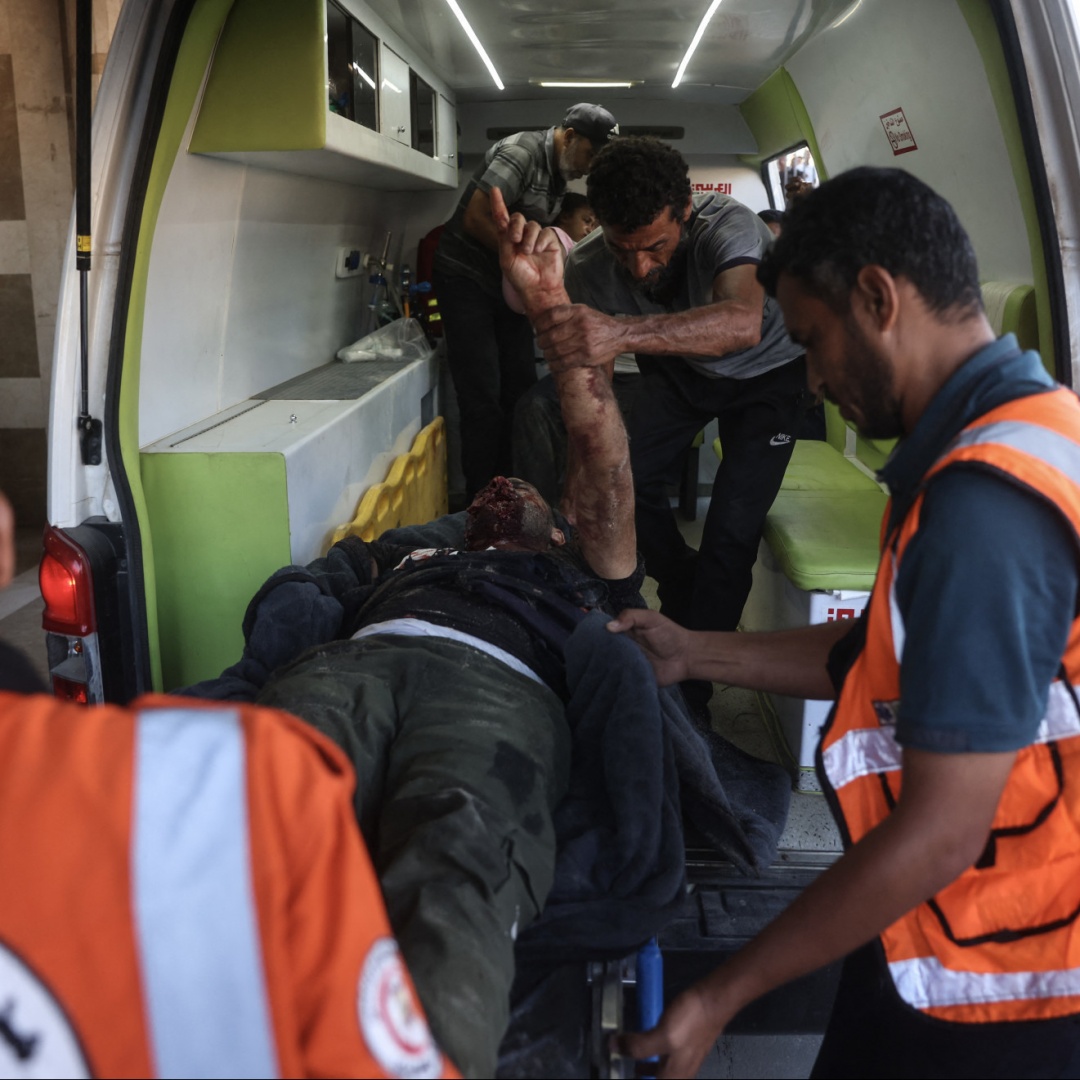 Aiuti bloccati e ospedali in crisi: la Svizzera chiamata ad agire per Gaza