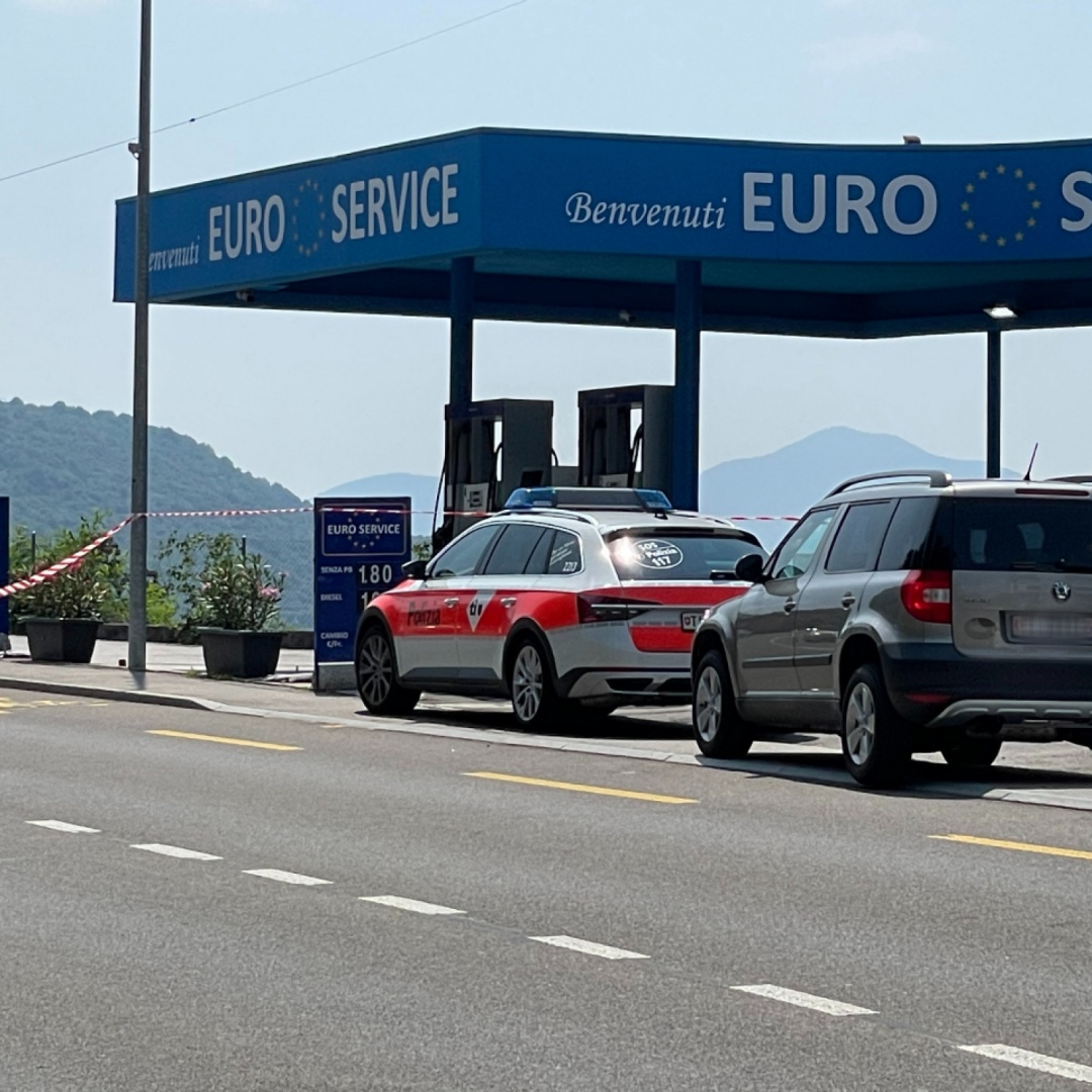 Con la pistola, rapina un distributore di benzina a Cadempino