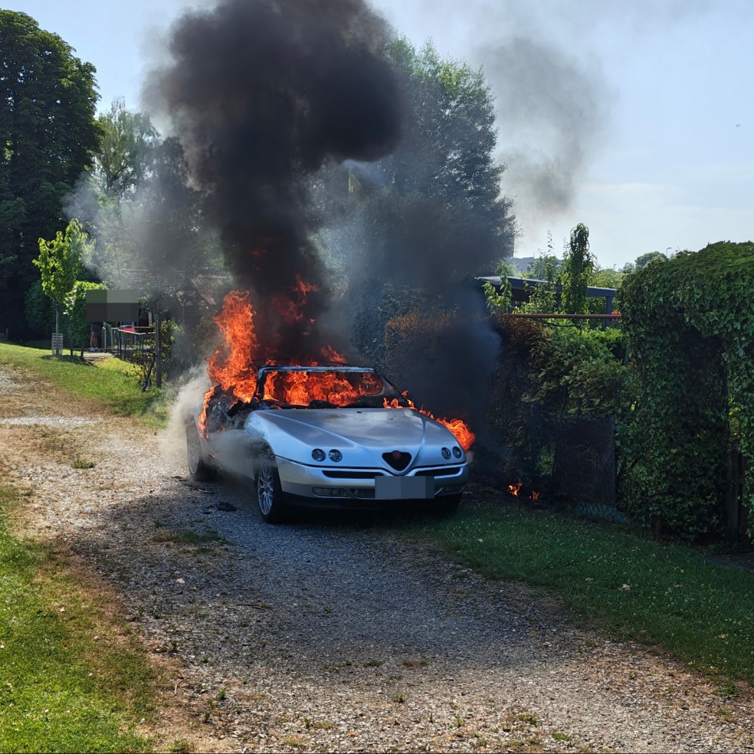 Auto in fiamme vicino alla dogana: danni per migliaia di franchi