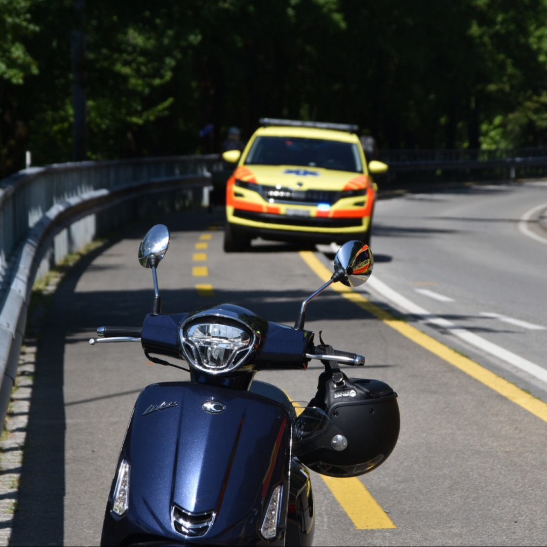 Urtano il marciapiede e cadono con lo scooter: due feriti