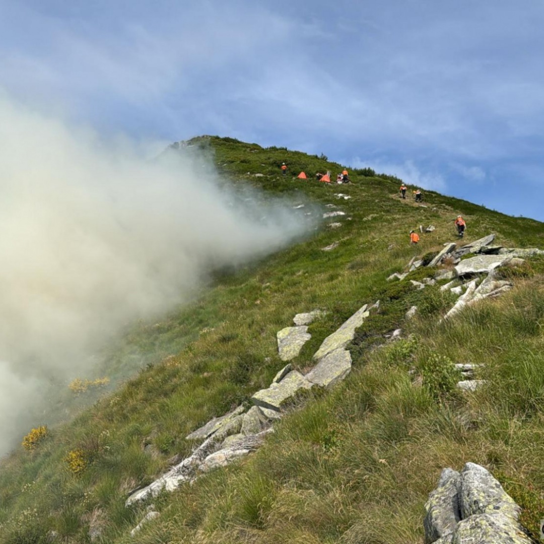 Incendio sul monte Trosa: una dozzina di militi e due elicotteri sul posto