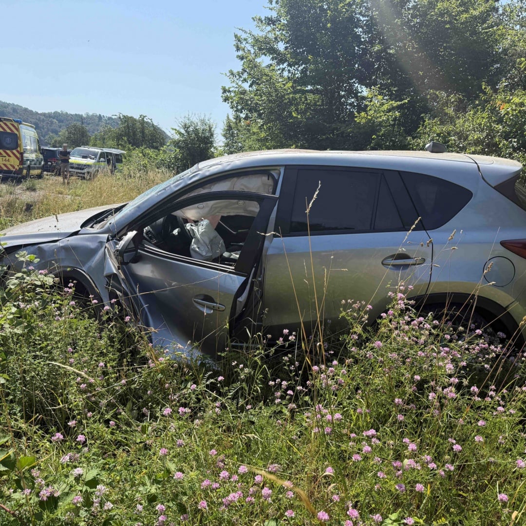 Esce di strada, si ribalta e va a sbattere contro alcuni blocchi di pietra