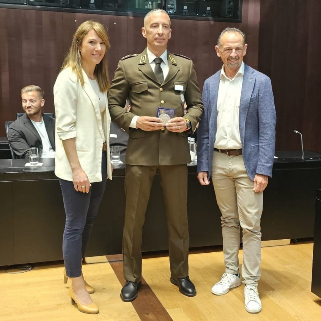 Fermò un'auto contromano sull'A2 mettendo a rischio la propria vita