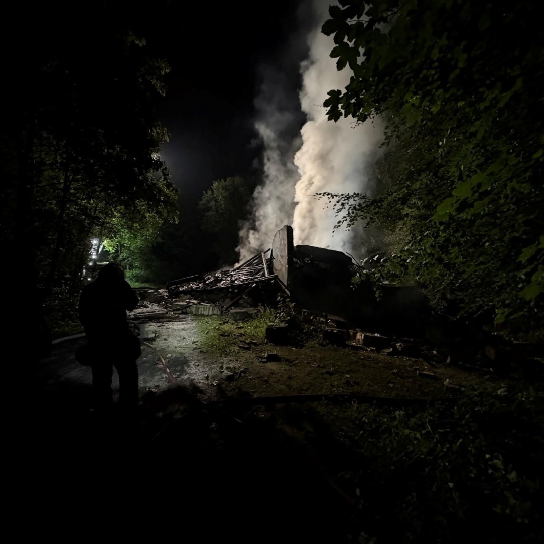 Fiamme ed esplosioni in un deposito di fuochi d'artificio