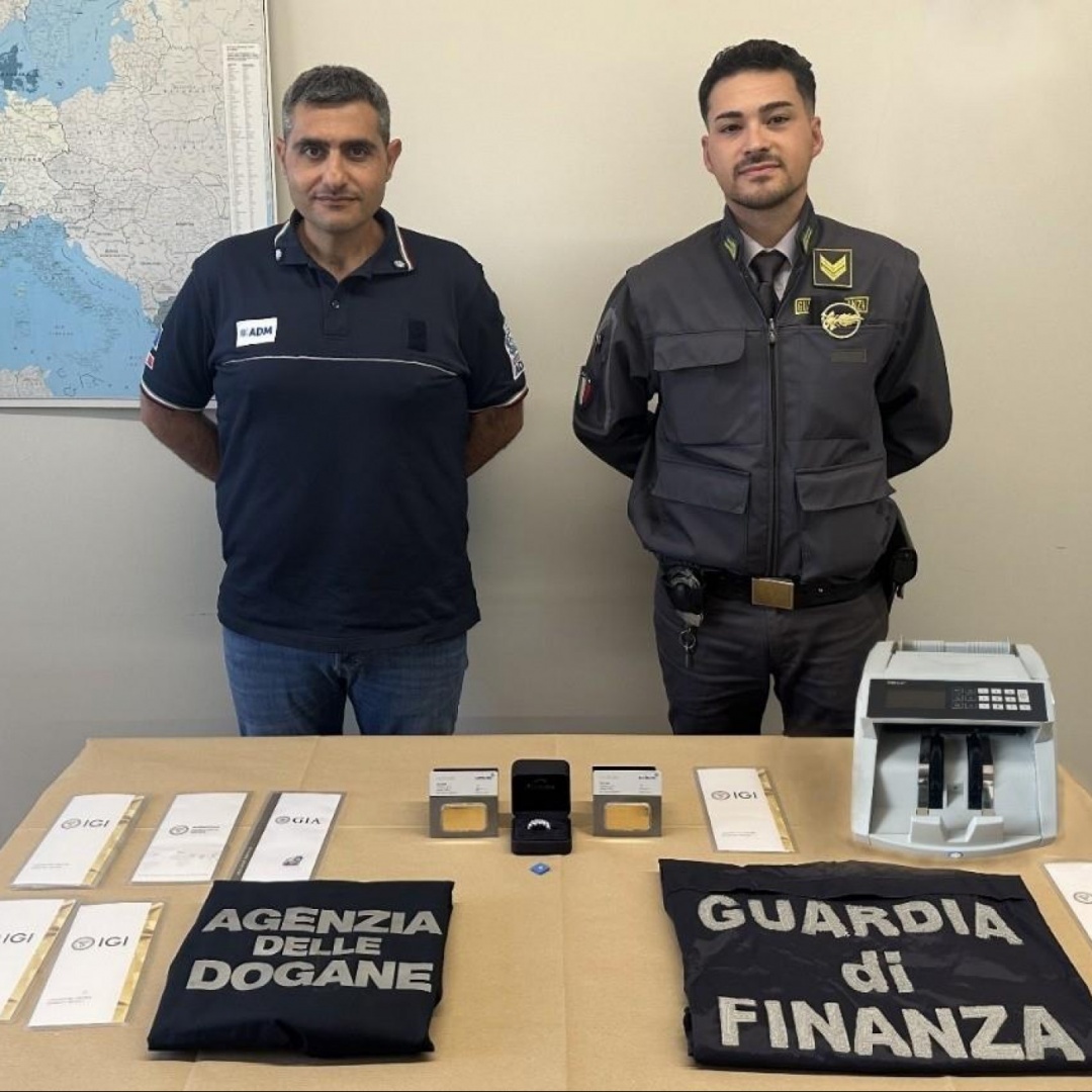 "Finti turisti" fermati in dogana con oro e gioielli