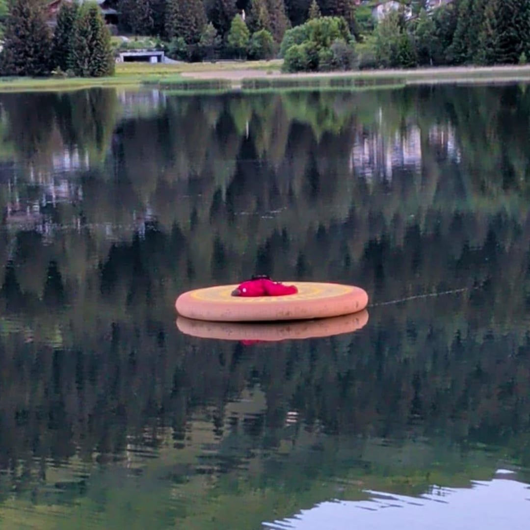Ubriaco ruba una forma di formaggio (gonfiabile) e dorme sul lago