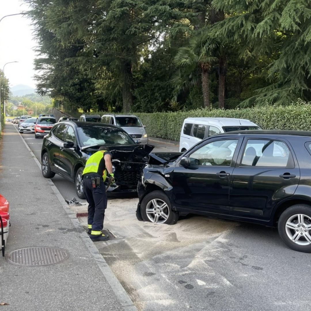 Frontale sulla Strada Regina: due feriti
