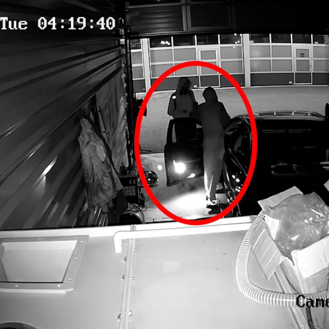 Furto di auto dal garage, un video mostra come agiscono i ladri