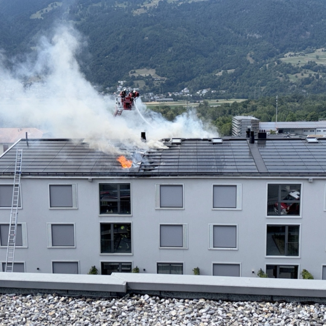 Intervengono per domare le fiamme: soccorsi due pompieri