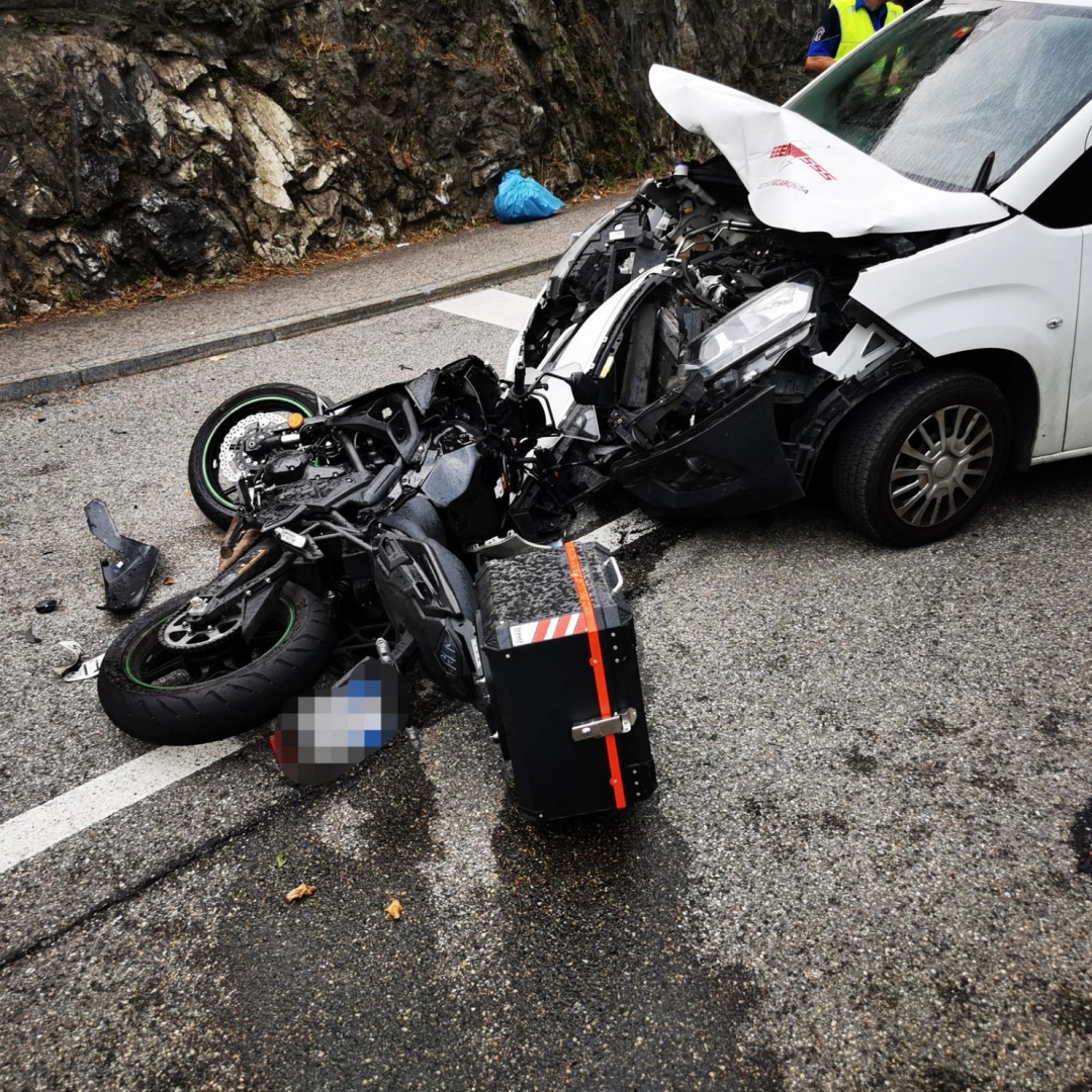Scontro tra una moto e un furgone, motociclista in gravi condizioni