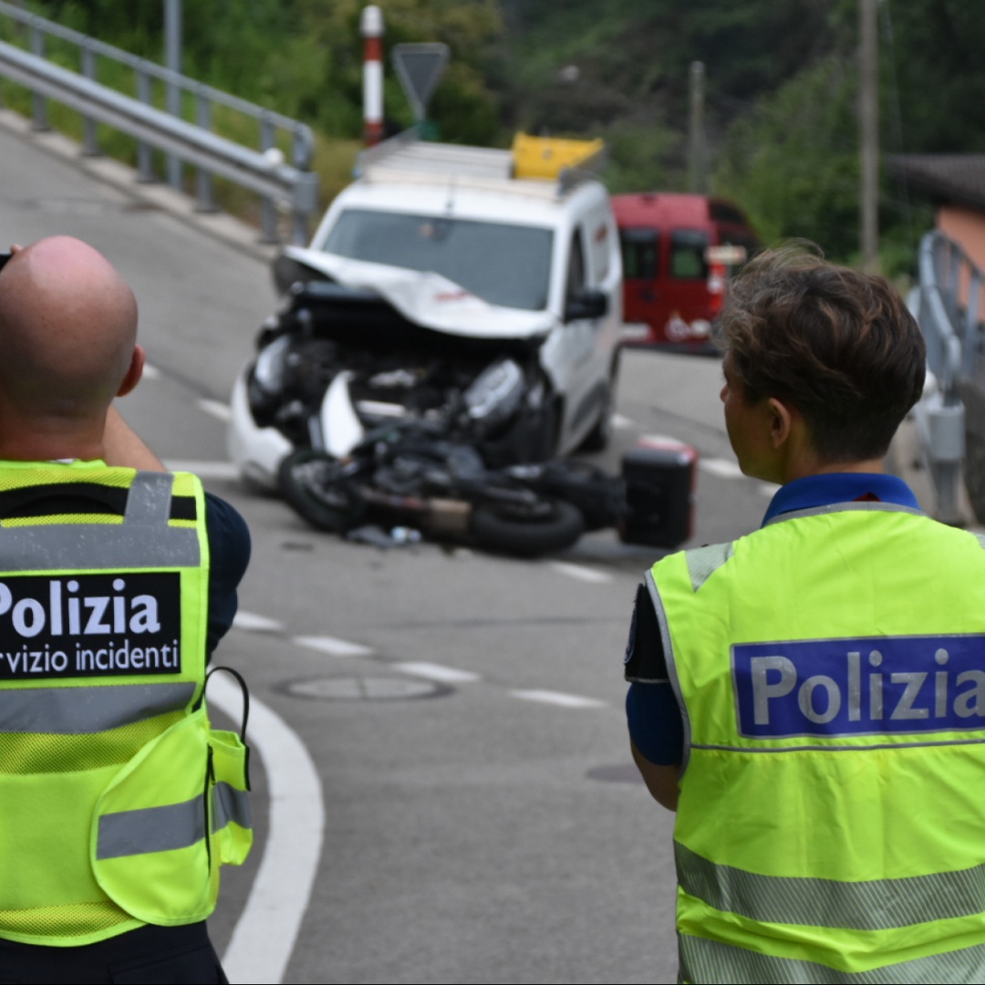 Scontro tra una moto e un furgone, centauro all'ospedale