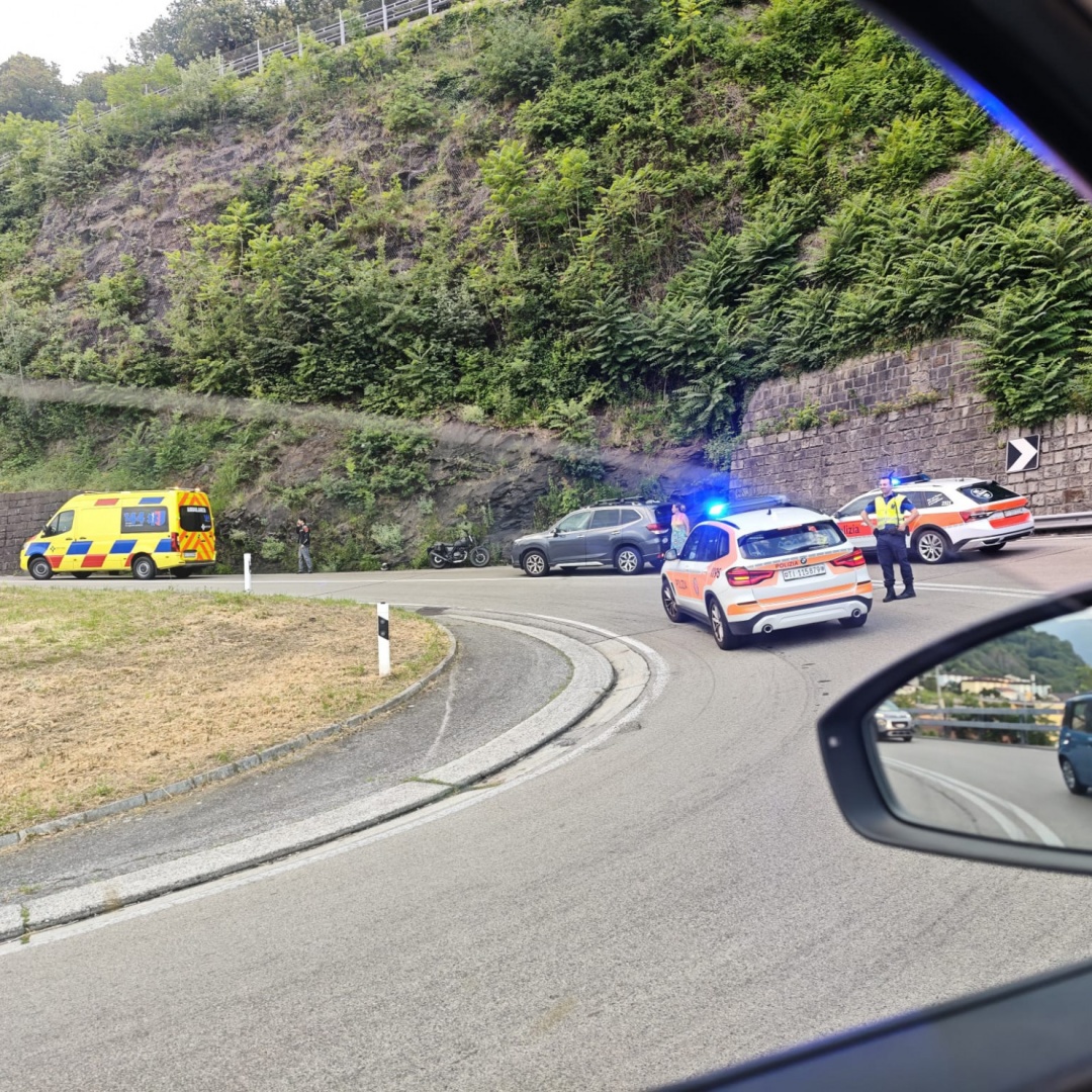 Incidente sulle curve del Monte Ceneri: motociclista a terra