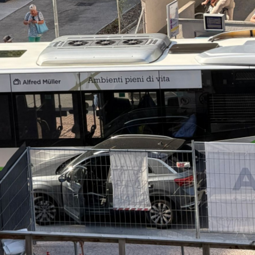 “Incontro ravvicinato” fra un bus e un Suv, e a Paradiso il traffico è servito.