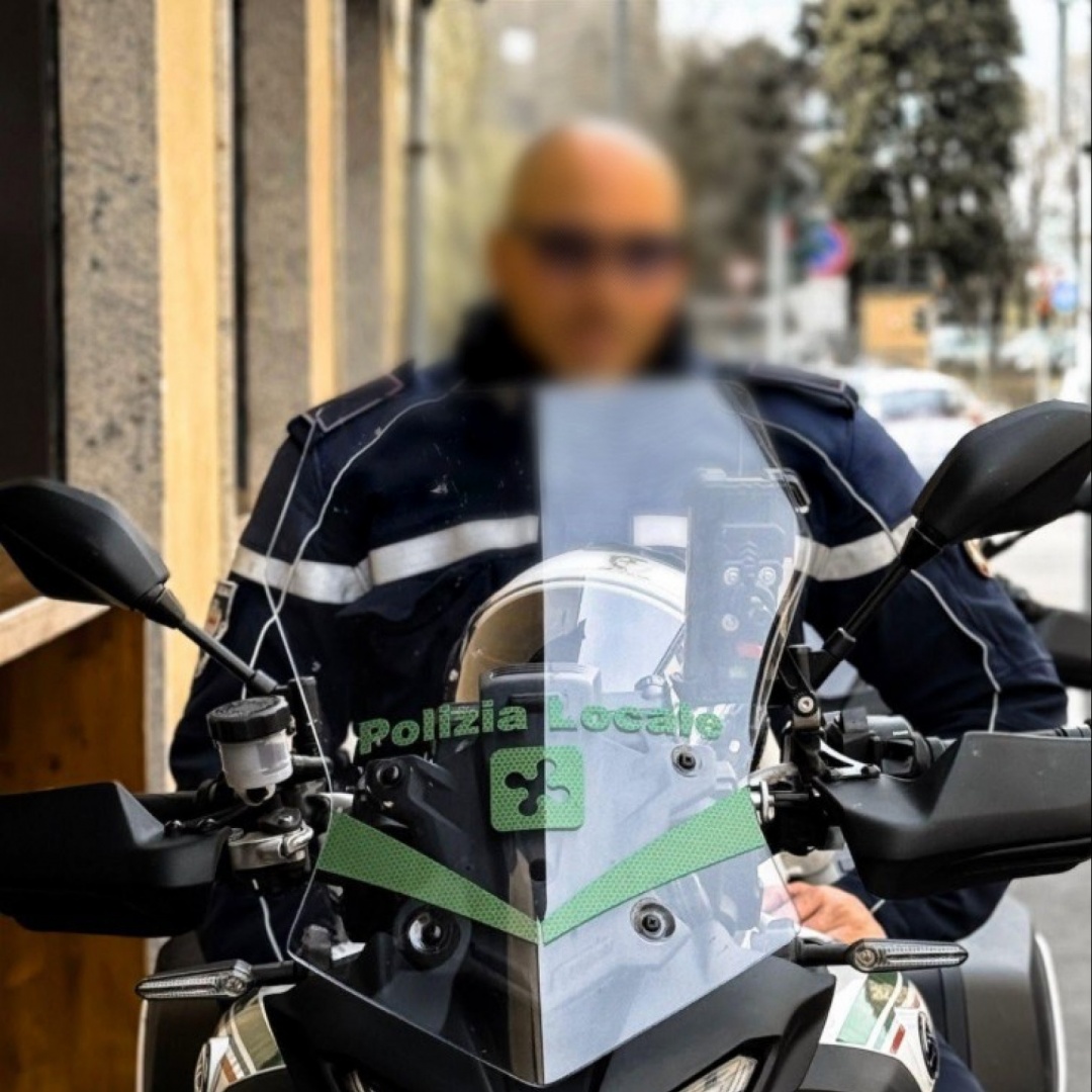 Insegue un Suv in moto, agente muore a Milano