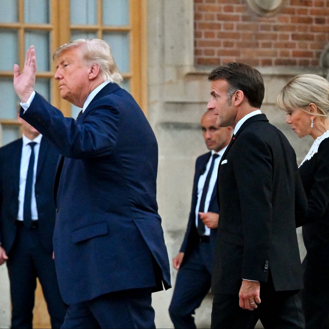 Trump ha firmato l'accordo con l'Iran a Versailles, a cena con Macron