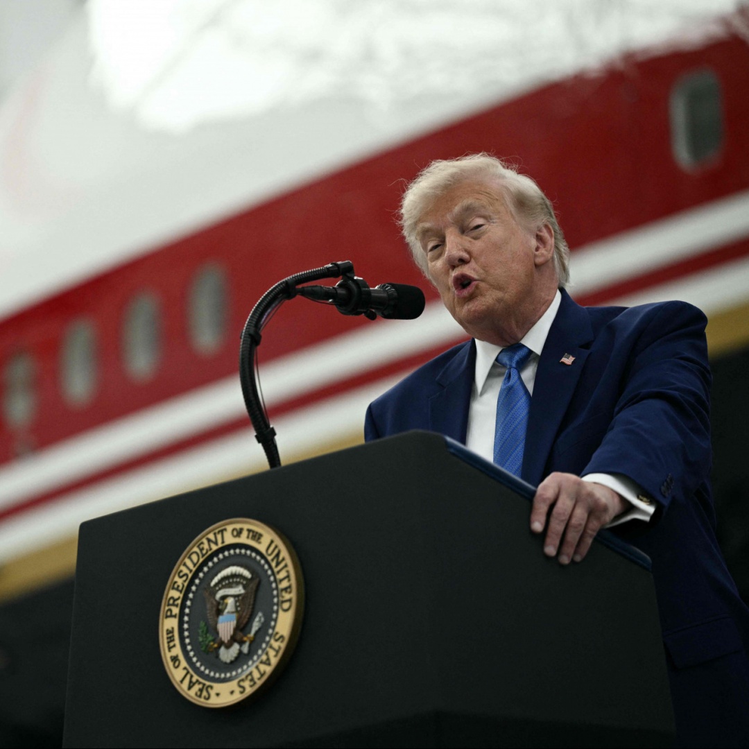 Trump all'Iran: «Se chiudete Hormuz non avrete più un Paese»