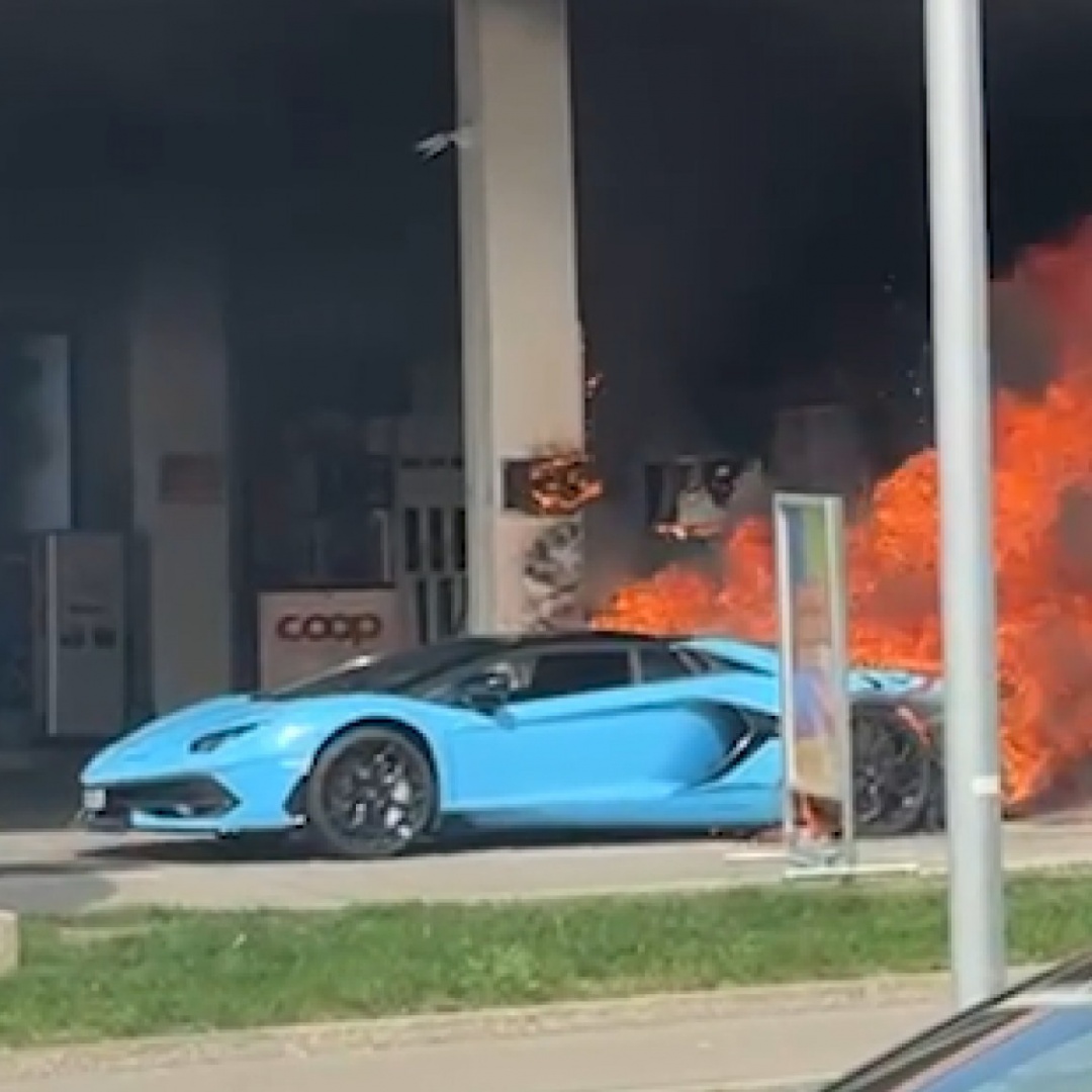 La Lamborghini Aventador prende fuoco alla pompa di benzina: grave il conducente