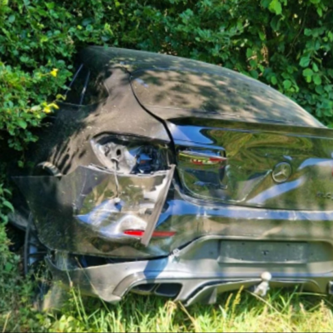 La spaccata, poi il bolide sparisce (e lo ritrovano distrutto nel bosco)