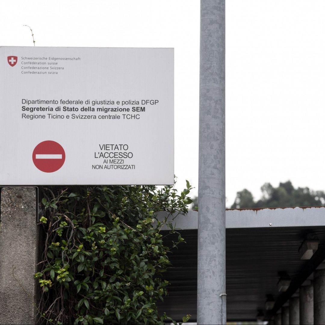 «Licenziati, ma a disposizione»: la rabbia degli agenti Securitas dopo i tagli a Chiasso