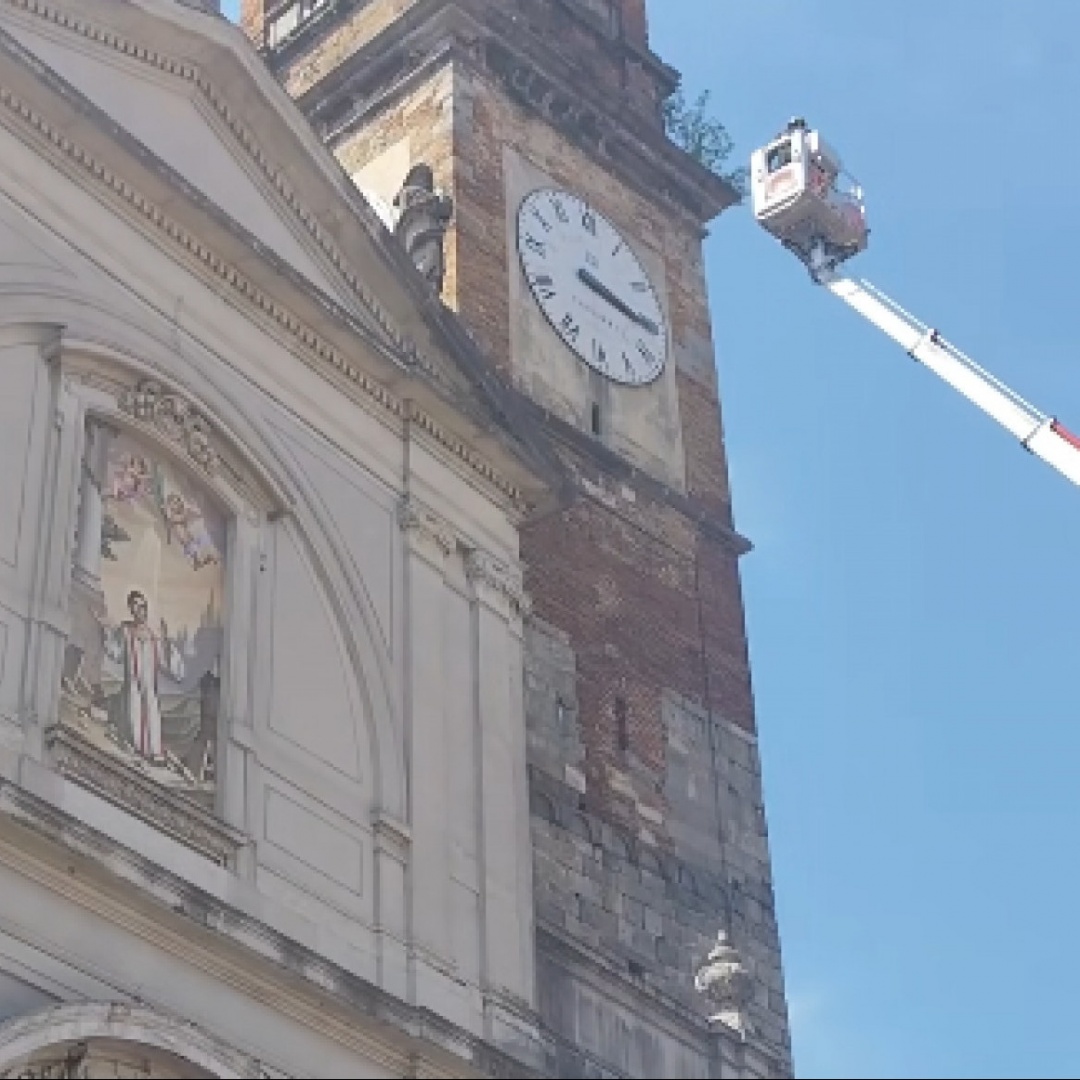 Minaccia di buttarsi dal campanile: sacerdote salvato dai pompieri