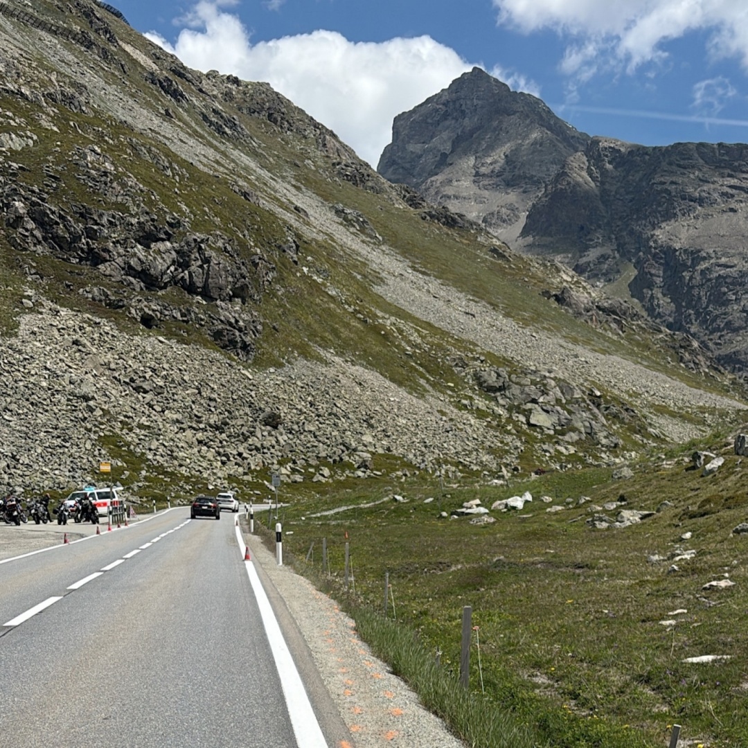 Motociclista esce di strada sul Julier