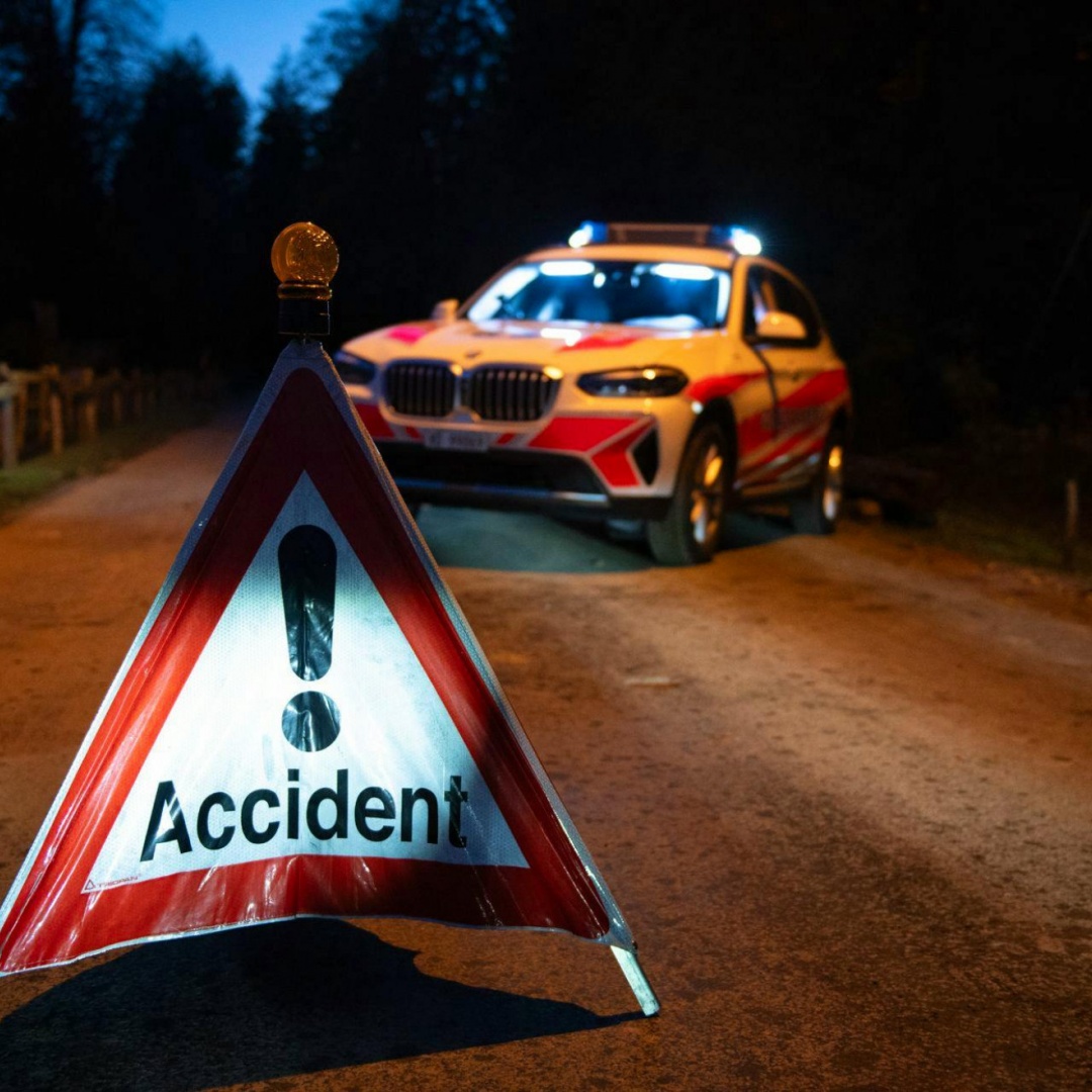 Motociclista tra la vita e la morte dopo la caduta in un burrone