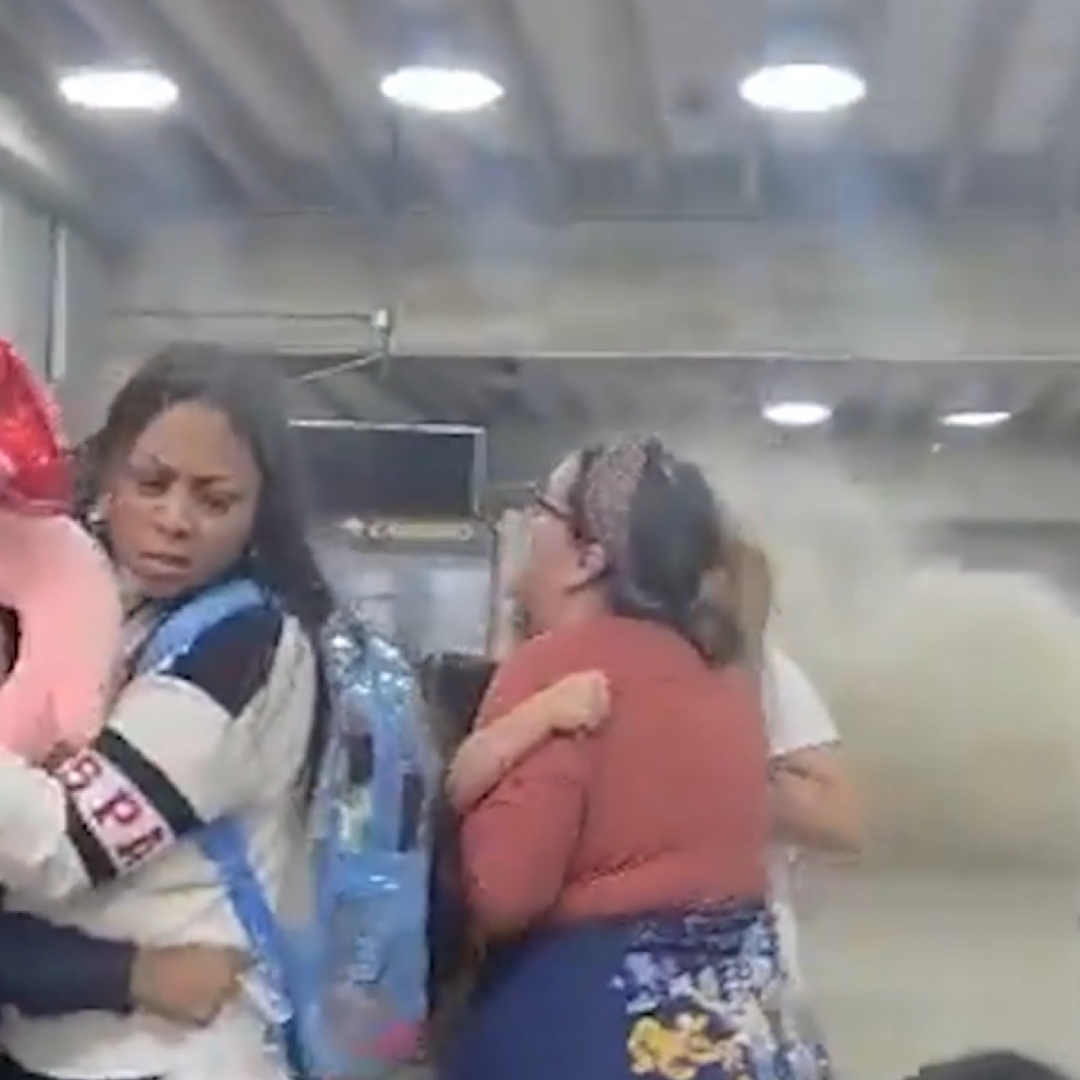 Nell'aeroporto crolla il soffitto, viene giù la tv durante i Mondiali, la gente fugge nelle strade