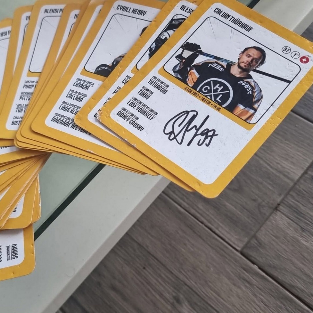 Un mazzo di carte (firmate) dell’HC Lugano spunta nel parcheggio Coop