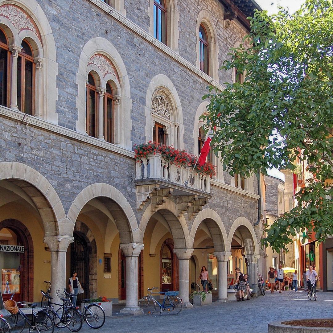Soccorsi ostacolati da un paletto: interrogativi sulla sicurezza di via Rasarei