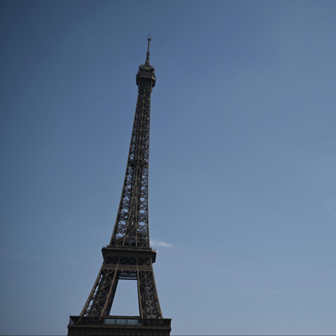 Troppo caldo a Parigi, la Tour Eiffel chiude alle 16