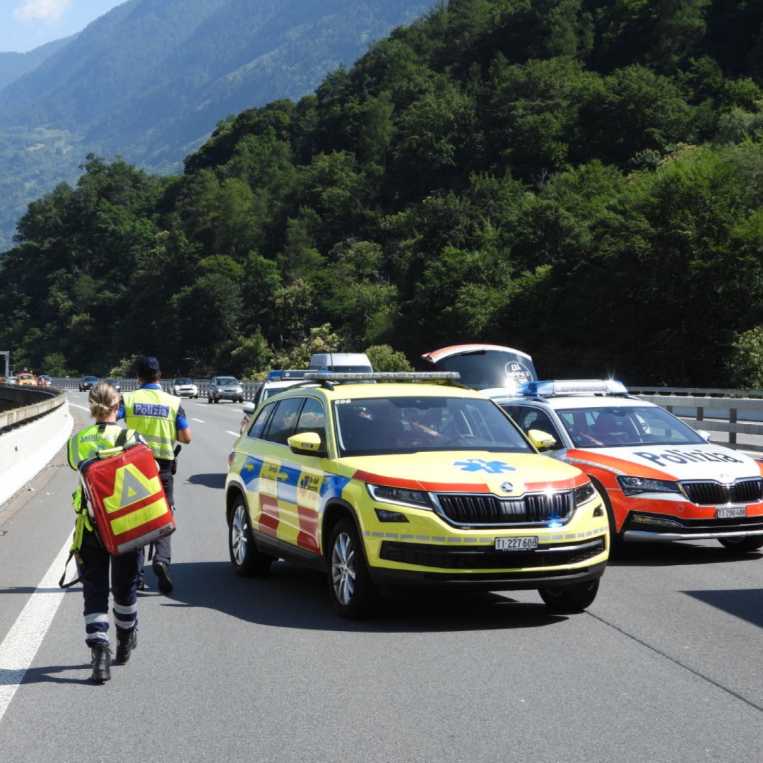 Perde il controllo e sbanda col furgone sul viadotto