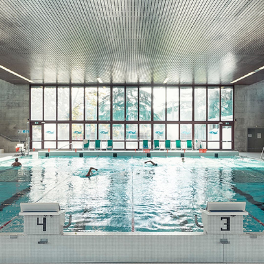 Piscina coperta, «ma ci saranno davvero i pannelli solari?»