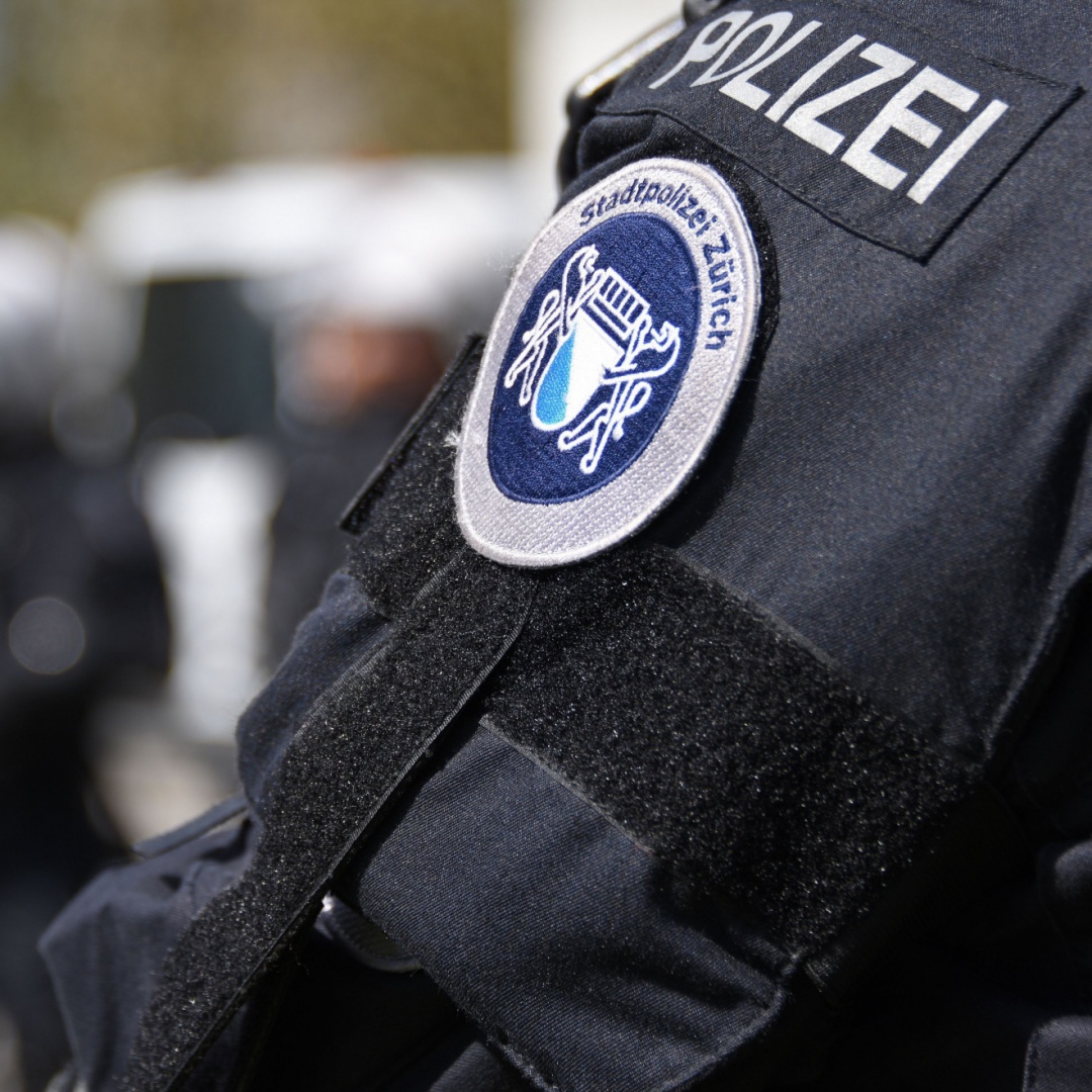 Poliziotta passava dati riservati a familiari, amici e amante criminale