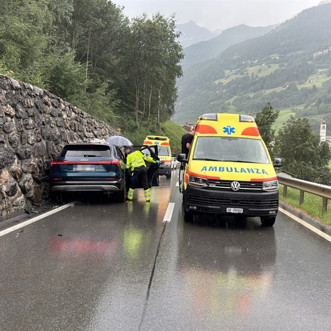 Auto fuori controllo sul Bernina: tutti feriti