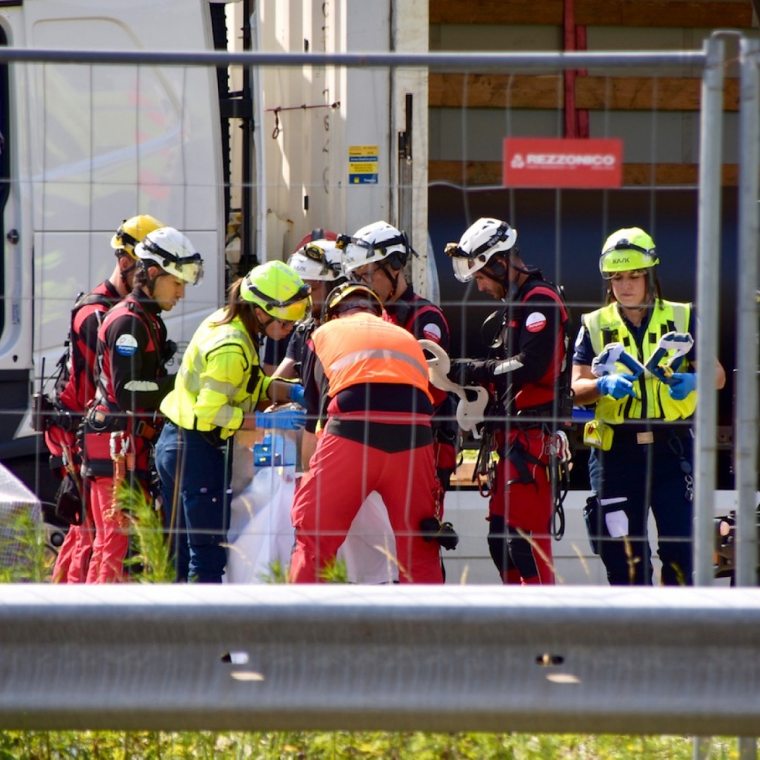 Rimane schiacciato durante le operazioni di scarico di un camion