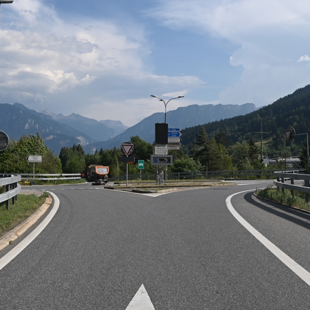 Segue la deviazione e si scontra con una moto, il centauro muore sul posto