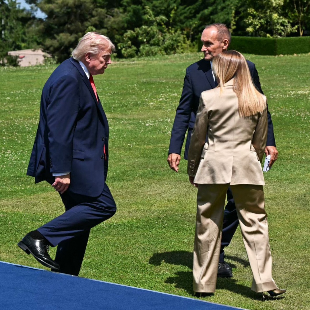 Trump: «Meloni vuole tornare amica per migliorare la sua popolarità»