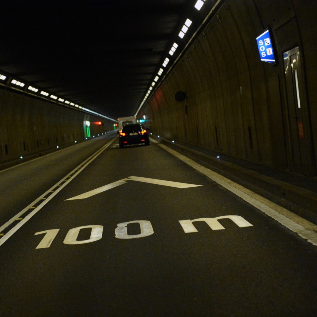 Sorpassa 29 veicoli nel tunnel del San Gottardo: motociclista denunciato