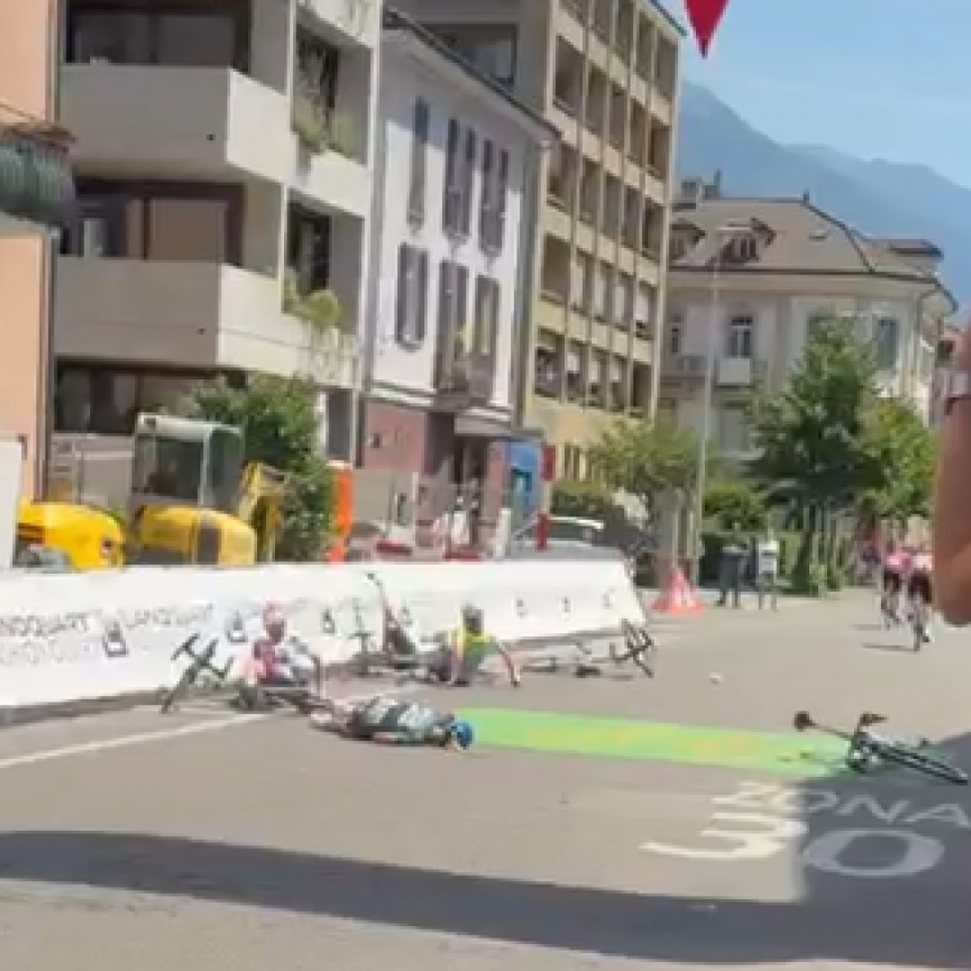 Lo scontro e la caduta rovinosa (non lontano dal traguardo): a terra diverse cicliste