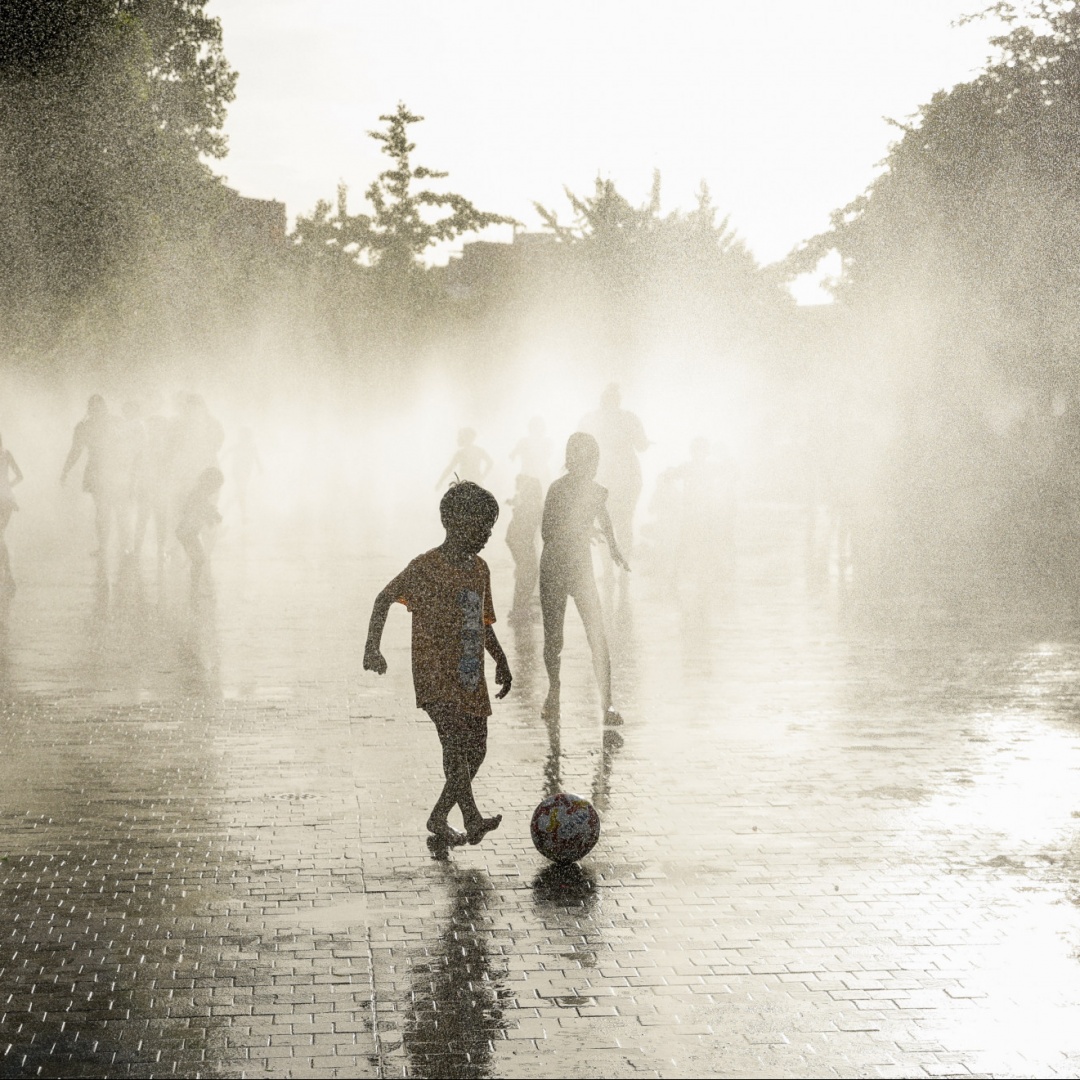 Quasi 50 gradi, scottano anche le strade