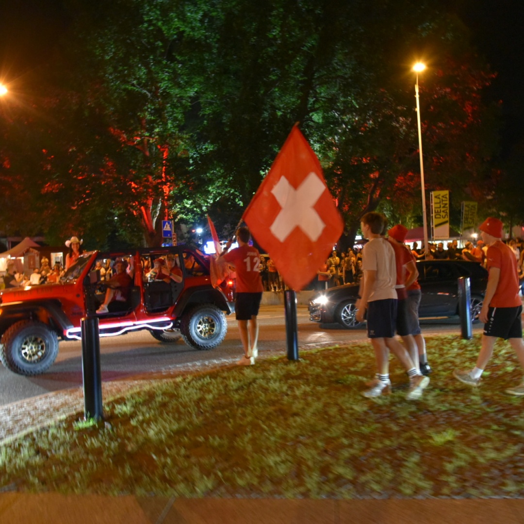 Maxischermo e caroselli: i ticinesi festeggiano la qualificazione