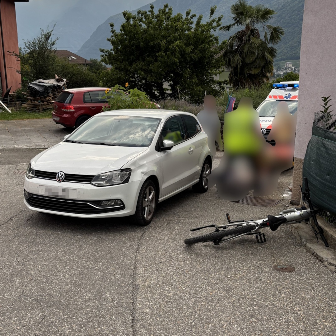 Travolto da un'automobile, ciclista 66enne ferito gravemente